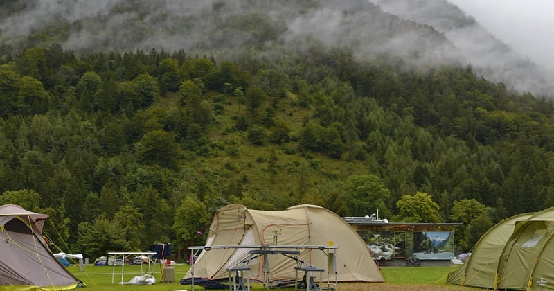 Que faire en camping quand il pleut en famille : 15 idees anti-ennui
